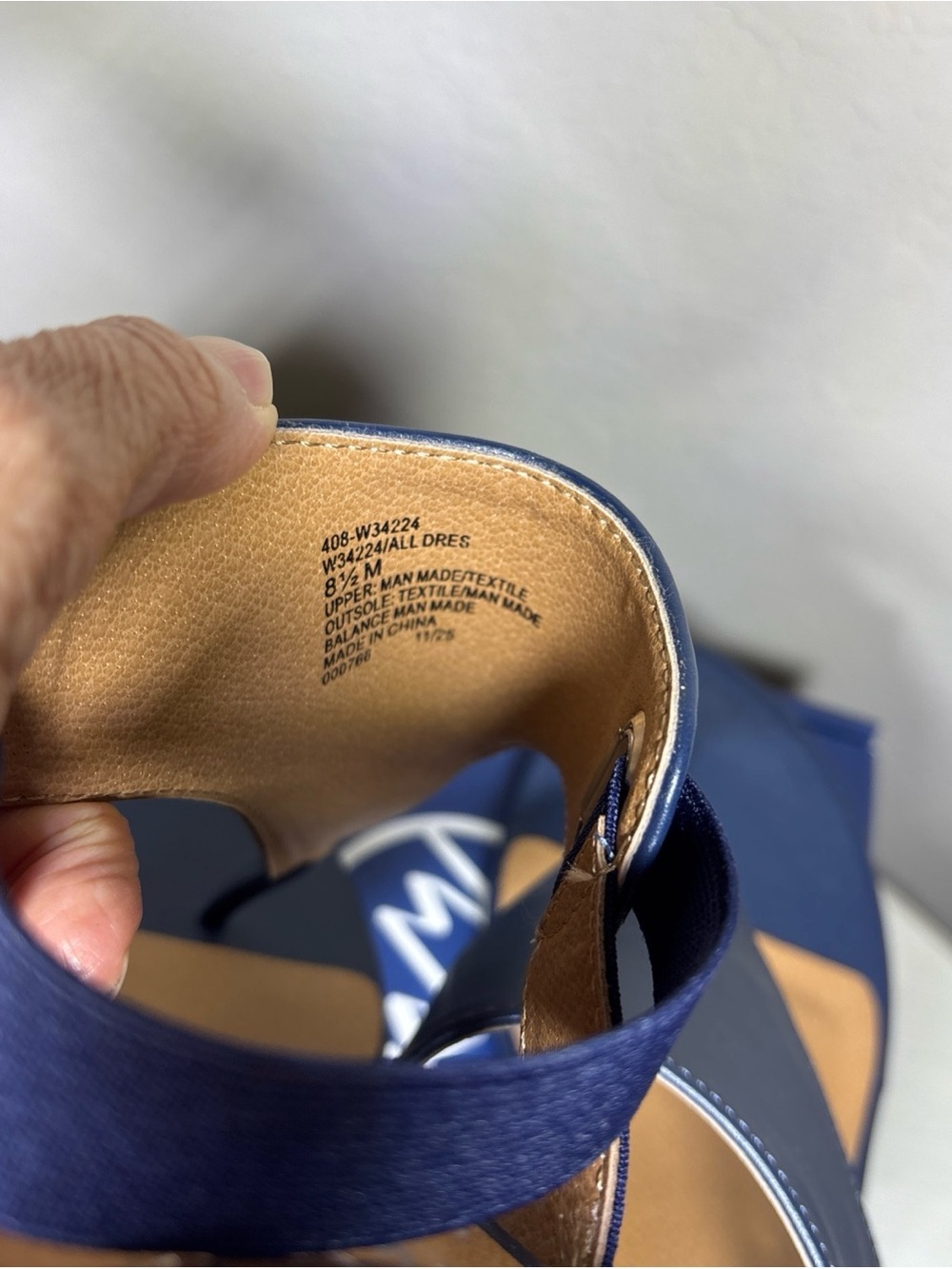 White Mountain All Dres Women
Wedge Sandals 8.5 M Navy Blue
Thong Comfort NIB - Picture 8 of 9